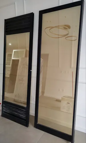 Porta de correr NOVA alumínio preto 155×223 vidro laminado 8 mm