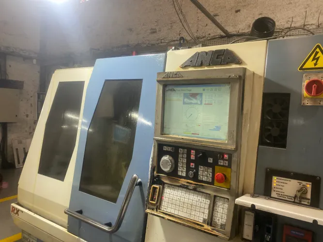Afiadora CNC anca RX7 com robô 
