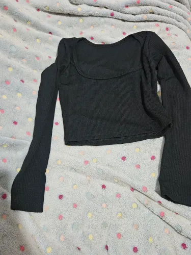 Camiseta cortada gola quadrada