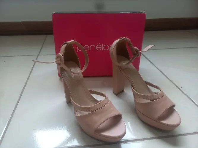 Sandália feminina Penélope salto 10 cm.