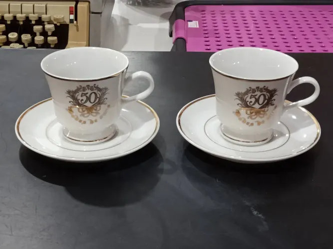 Conjunto de Xícaras com Pires Bodas de Ouro 
