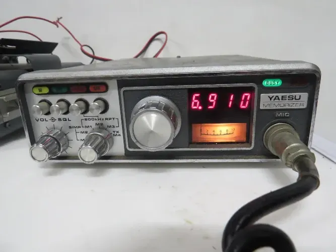 radio comunigador antigo yaesu 