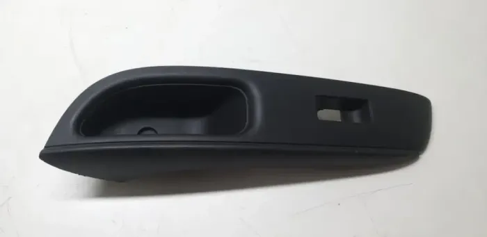 Moldura Botão Porta Tras Esq Nissan Versa 2014 15 16 17 A 19 (Usado)