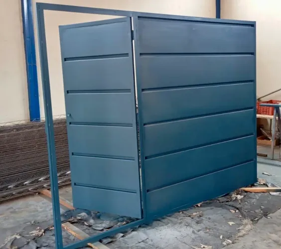 Portão de ferro de correr com porta social acoplada - opção para motor eletrônico