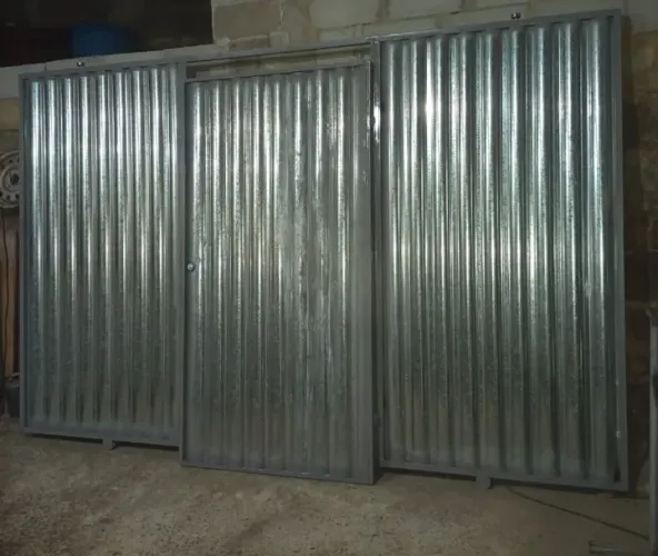 Portão de garagem com social, chapa búzios, de correr, 2,60m x 2,10m, R$1,690,00!!!!