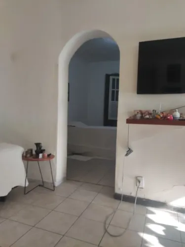 Quarto arejado, mobiliado em casa grande!