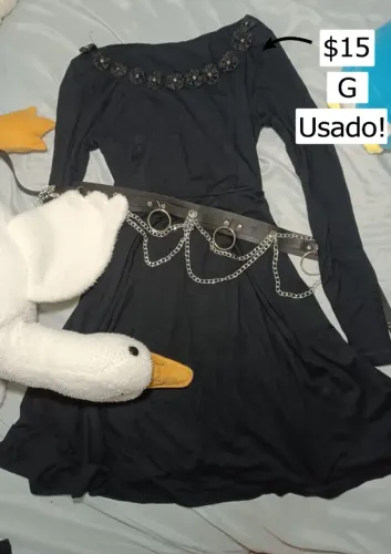 Vestido preto manga longa com detalhes de flores 