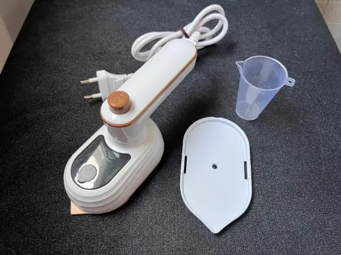Mini Ferro de Passar Roupa Portátil Bivolt