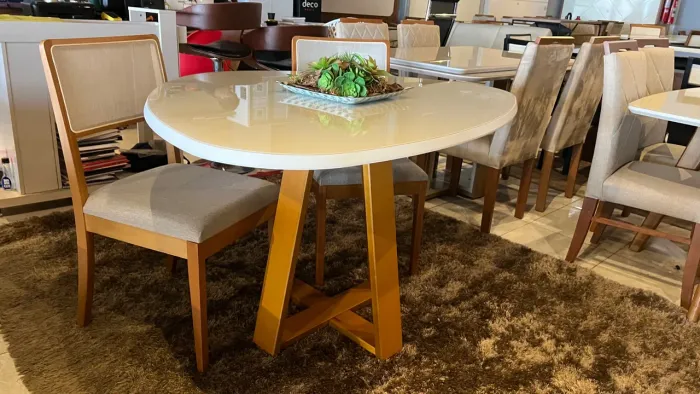 Mesa de jantar redonda com design moderno de madeira