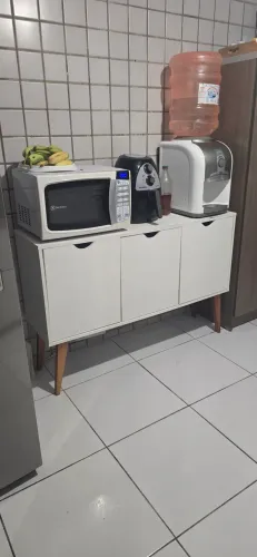 Balcão branco com pés de madeira