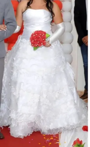 Vestido de noiva branco com corpete tomara que caia
