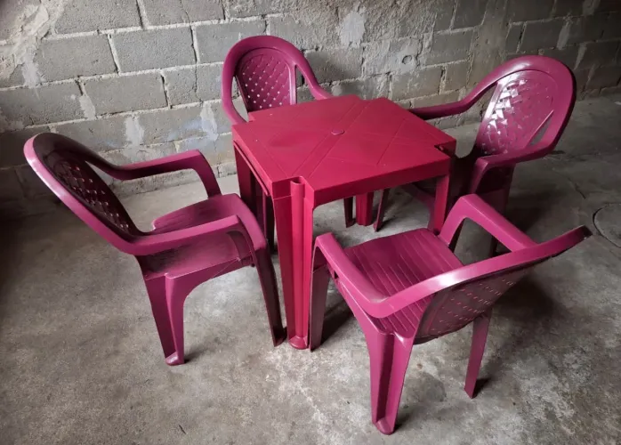 Conjunto de mesa e cadeiras de plástico novas