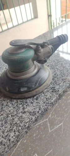 Vendo uma lixadeira para lixar seu carro 