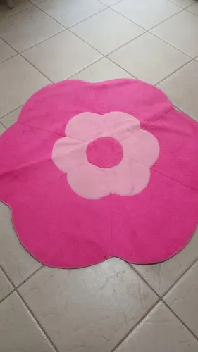 Tapete Infantil Pelúcia Flor Rosa tamanho 1,20 x 1,20. Muito conservado !Valor R$70,00