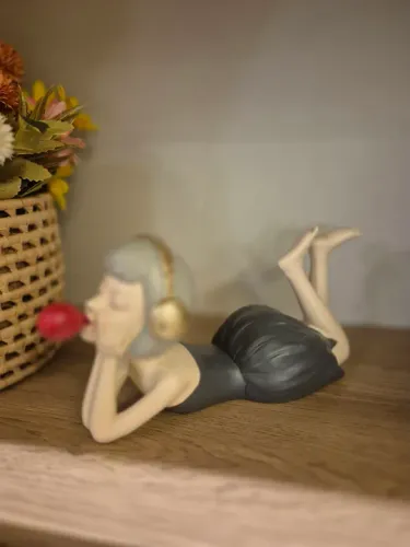Escultura de Menina em Pose Delicada