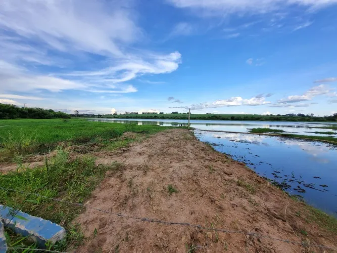 RANCHO DE 1 HECTARE COM PÉ NA ÁGUA - MENDONÇA SP