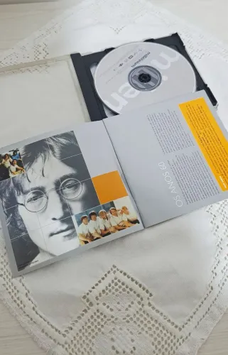 Cd duplo music of the millennium com clássicos como John lennon Elton John entre outros