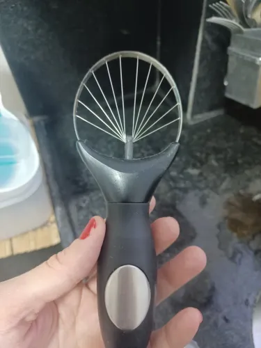 Lindo Cortador de abacate/ Avocado plástico preto e aço inox. 