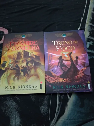 Livros A Pirâmide Vermelha e O Trono de Fogo