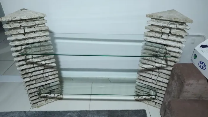 Mesa de Vidro com Detalhes em Pedra