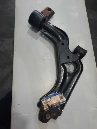 Bandeja suspensão dianteira direita Ford Fiesta 2008 a 2014