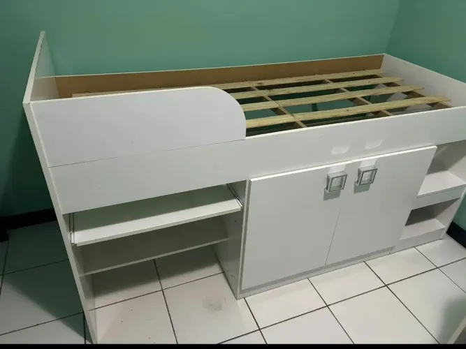 CAMA SOLTEIRO C/Escrivaninha e prateleiras