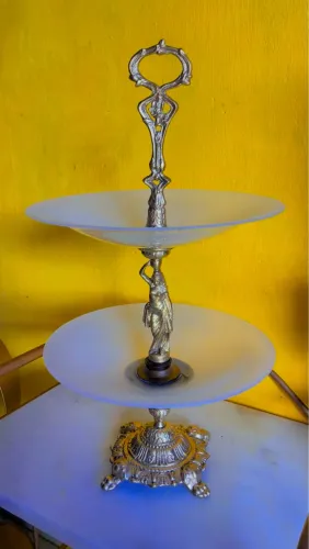 ?Linda e Antiga fruteira de dois andares em bronze com lindos detalhes