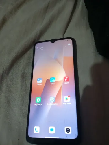 Celular funcionando bem - tela trincada e botões com detalhes 