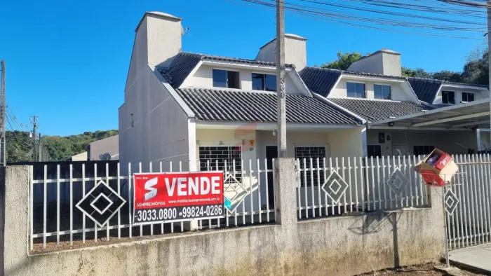 CASA COM ÁTICO