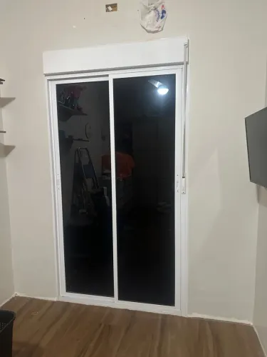 Porta dupla de alumínio e vidro com persiana embutida
