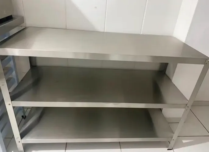 Vendo mesa Pouco Usada de Inox com 3 Níveis