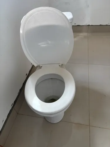 Vaso sanitário Deca, sem detalhes.