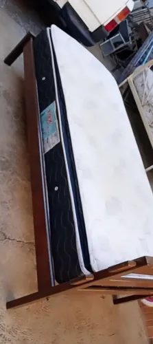 Vendo essa cama de madeira com o colchão