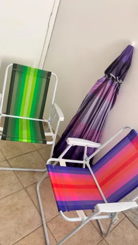 2 cadeiras de praia mais guarda sol e caixa térmica 