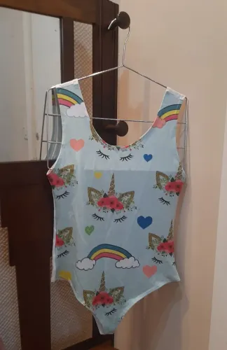Body estampa 'unicórnio" na parte da frente, costas lisas na cor branca. Tamanho G.