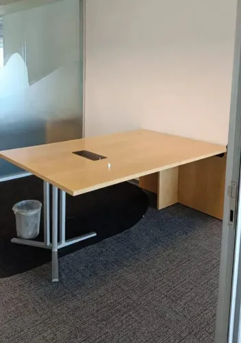 Mesa de Reunião em ótimo estado. Herman Miller. <br>Medidas: 180x122.