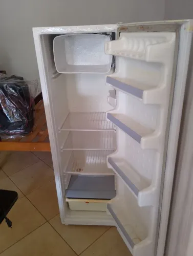 Vende Geladeira Consul 220. Litros Foi pintada com Automotiva ok