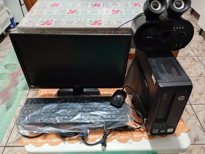 CPU, monitor, caixa de saída de som, teclado, mause e cabo.,