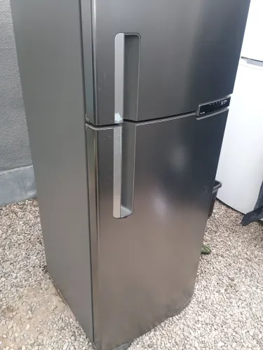 VENDO GELADEIRA FROST FREE USADA FUNCIONANDO OK MARCAS DE USO 330 LITROS