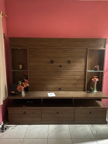 Estante linda , em perfeito estado na cor mogno .