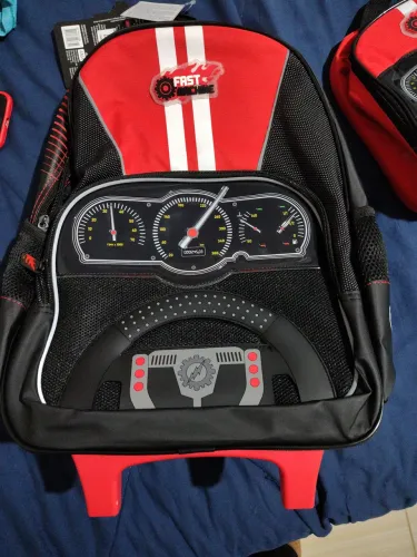 Bolsa infantil escola com rodinha nunca usada , novinha.