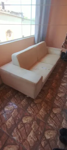 Sofá amplo para sala precisando forrar