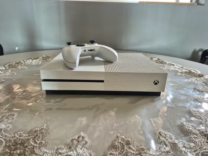 Vídeo Game Xbox One S, com uma manete e 2 jogos.