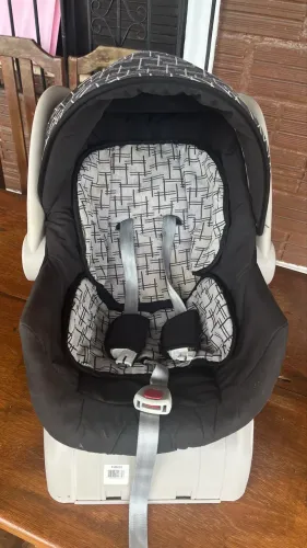 Vende-se um bebê conforto.