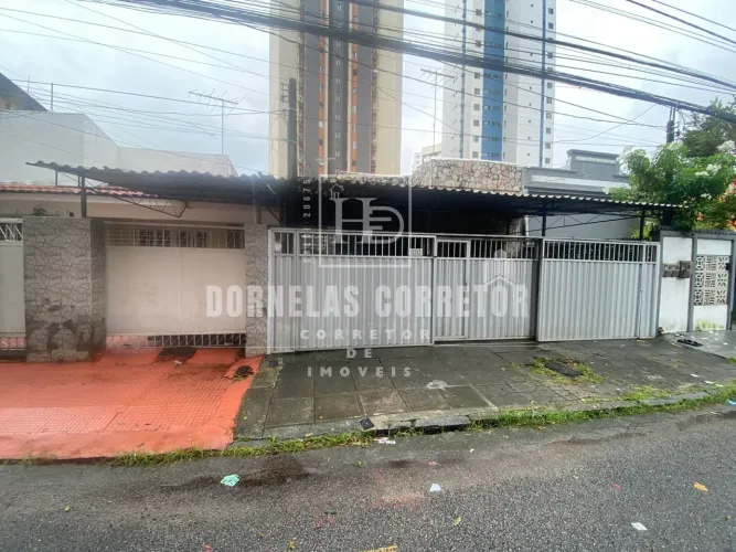 Casa em Espinheiro | 4 Quartos, 2 Suítes, Dependencia, 3 Vagas de Garagem.