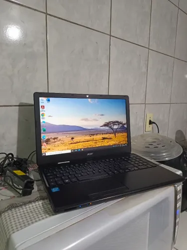 Notebook Acer com 4gb memória, teclado, ssd, bateria novos, carregador original.