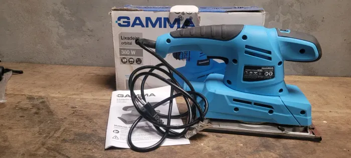 Lixadeira Orbital 380w Profissional na caixa<br><br>Gamma C/coletor