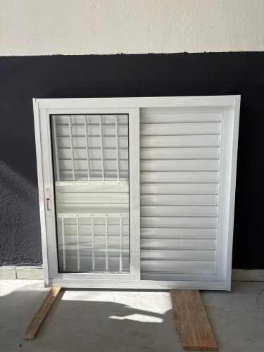JANELA PARA QUARTO COM GRADE, 3 FOLHAS LINHA SUPREMA 100 x 100