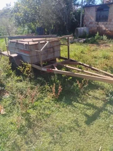 Carretinha baú conservada 2x1x0.5 M com 5 M de comprimento emplacada