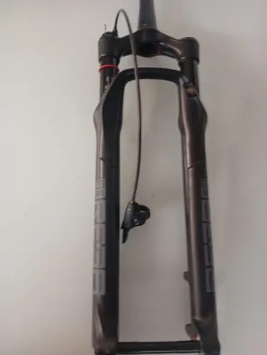 Suspensão rockshox reba sem nenhum detalhe de uso